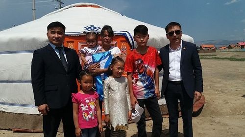 Таван хүүхэдтэй өрх толгойлсон бүсгүйд гэр бэлэглэлээ